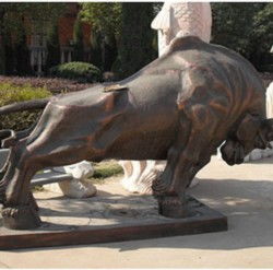 铜雕与铁雕 牛工艺品的双生艺术魅力